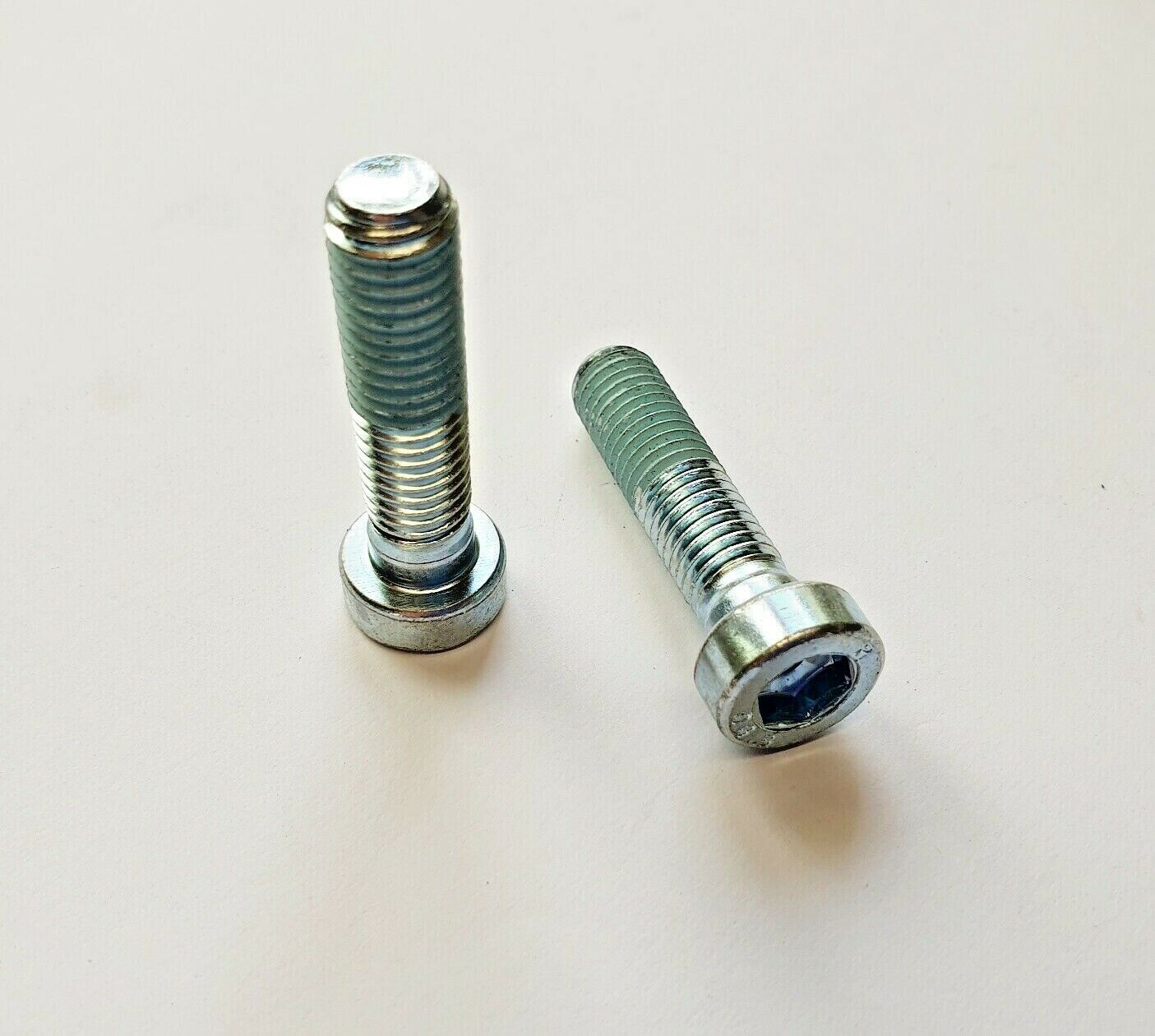DIN 7984 Zylinderschrauben niedriger Kopf 8.8 galvanisch verzinkt M10x40